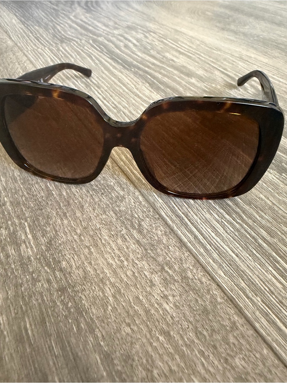 Tory Burch Tortoise Square Sunglasses with Gold Logo - Picture 4 of 5